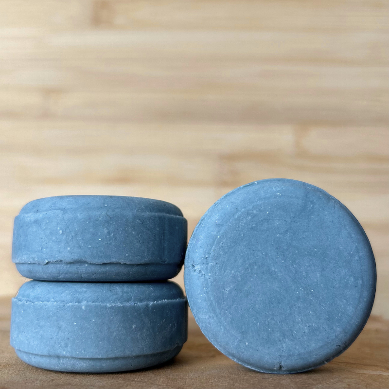 De Rosemary Shampoo Bar is verrijkt met rozemarijn etherische olie, een ingrediënt dat van oudsher wordt gebruikt ter ondersteuning de haargroei.