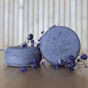 Reset Body Bar – Een body bar met sandelhout, eucalyptus en lavendel. Reinigt en voedt de huid terwijl de kalmerende geur zorgt voor een moment van ontspanning. Handgemaakt, plasticvrij en vol natuurlijke ingrediënten.