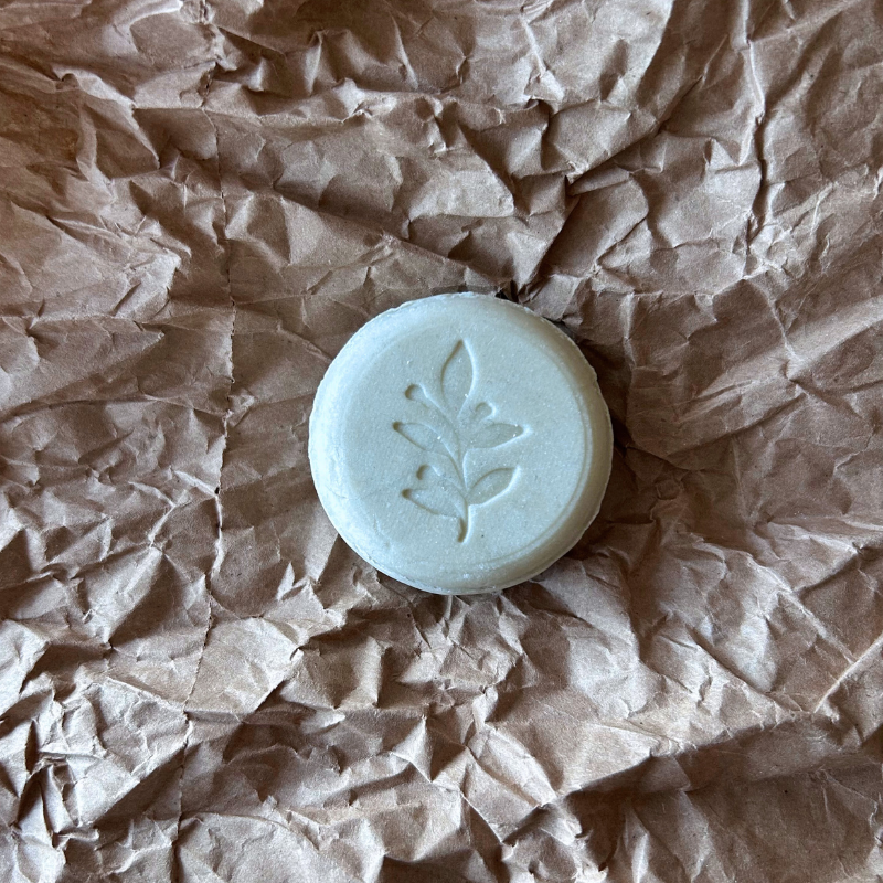 Ontdek onze milde shampoo bar, speciaal ontwikkeld voor de gevoelige hoofdhuid. Met bentonietklei, witte klei en colloïdaal haverpoeder.
