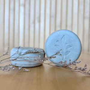 Ontdek onze milde shampoo bar, speciaal ontwikkeld voor de gevoelige hoofdhuid. Met bentonietklei, witte klei en colloïdaal haverpoeder.