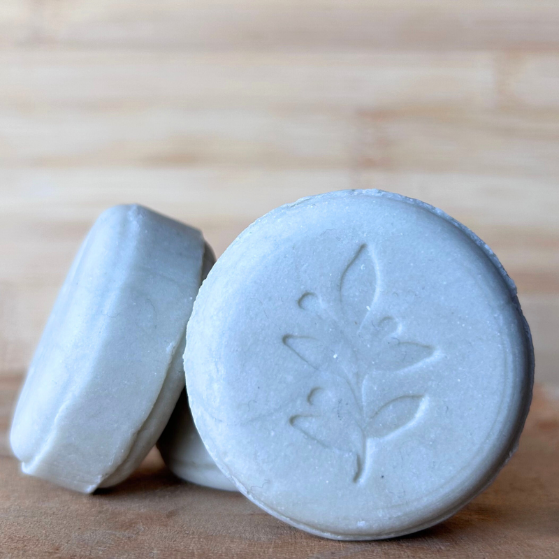 Ontdek onze milde shampoo bar, speciaal ontwikkeld voor de gevoelige hoofdhuid. Met bentonietklei, witte klei en colloïdaal haverpoeder.