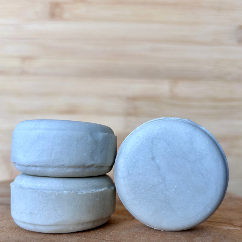 Ontdek onze milde shampoo bar, speciaal ontwikkeld voor de gevoelige hoofdhuid. Met bentonietklei, witte klei en colloïdaal haverpoeder.