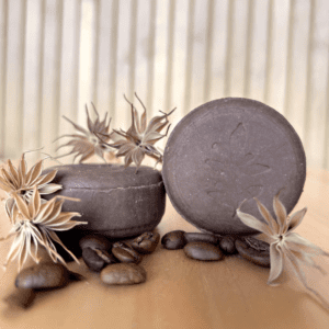 Gezichtsreiniger met koffie en vanille – een milde, voedende reiniger die de huid zacht en fris achterlaat. De warme geur van koffie en vanille zorgt voor een heerlijk verwenmoment. Handgemaakt, plasticvrij en met natuurlijke ingrediënten