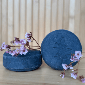 Een zuiverende gezichtsreiniger met actieve houtskool, tea tree en strobloem, voor een frisse en gereinigde huid.