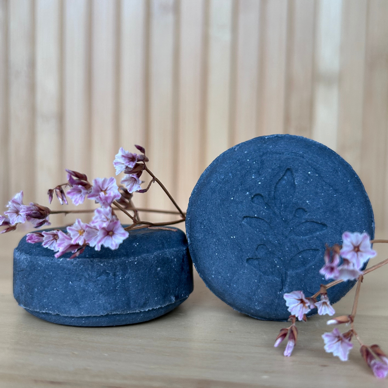 Een zuiverende gezichtsreiniger met actieve houtskool, tea tree en strobloem, voor een frisse en gereinigde huid.