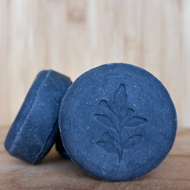 Een zuiverende gezichtsreiniger met actieve houtskool, tea tree en strobloem, voor een frisse en gereinigde huid.