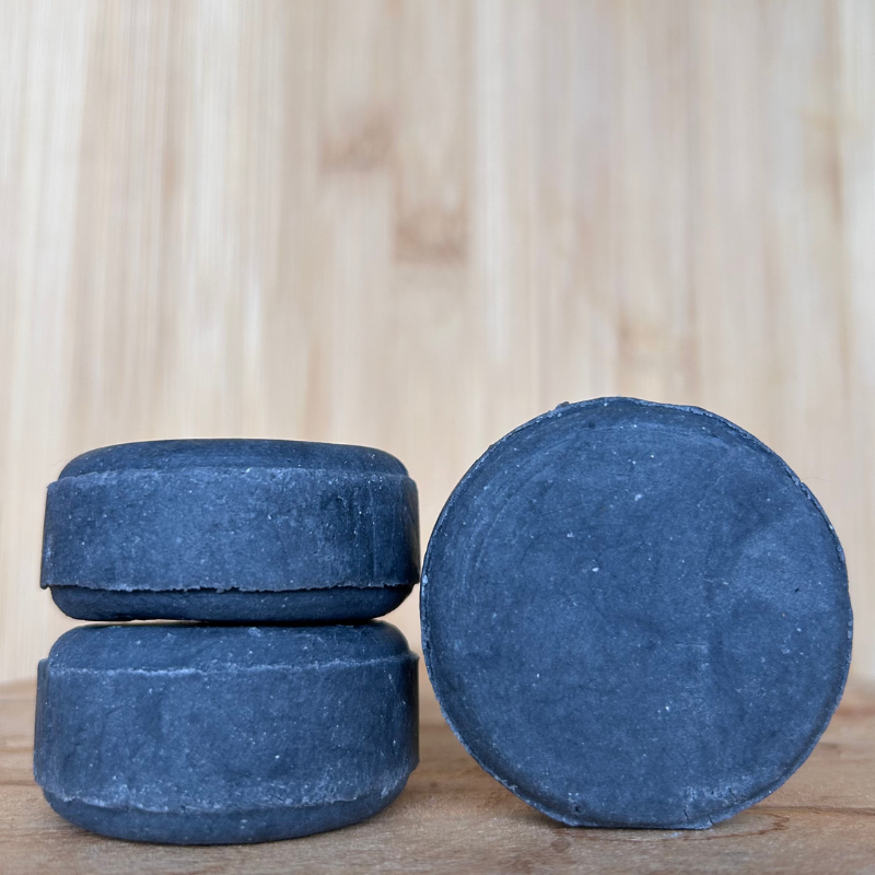 Een zuiverende gezichtsreiniger met actieve houtskool, tea tree en strobloem, voor een frisse en gereinigde huid.