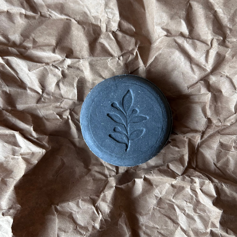 Een zuiverende gezichtsreiniger met actieve houtskool, tea tree en strobloem, voor een frisse en gereinigde huid.