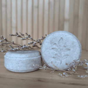 Een handgemaakte natuurlijke shampoo bar met rhassoul klei, sandelhout, lavendel en ylang-ylang, voor zacht en gevoed haar.