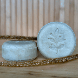 Een verfrissende body bar met gele klei, yuzu, citroen en vanille CO₂-extract, voor een schone en gehydrateerde huid.