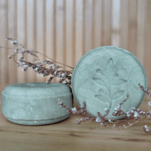 Een natuurlijke shampoo bar met groene klei, salie en bergamot, speciaal ontwikkeld voor vet haar en een gebalanceerde hoofdhuid.