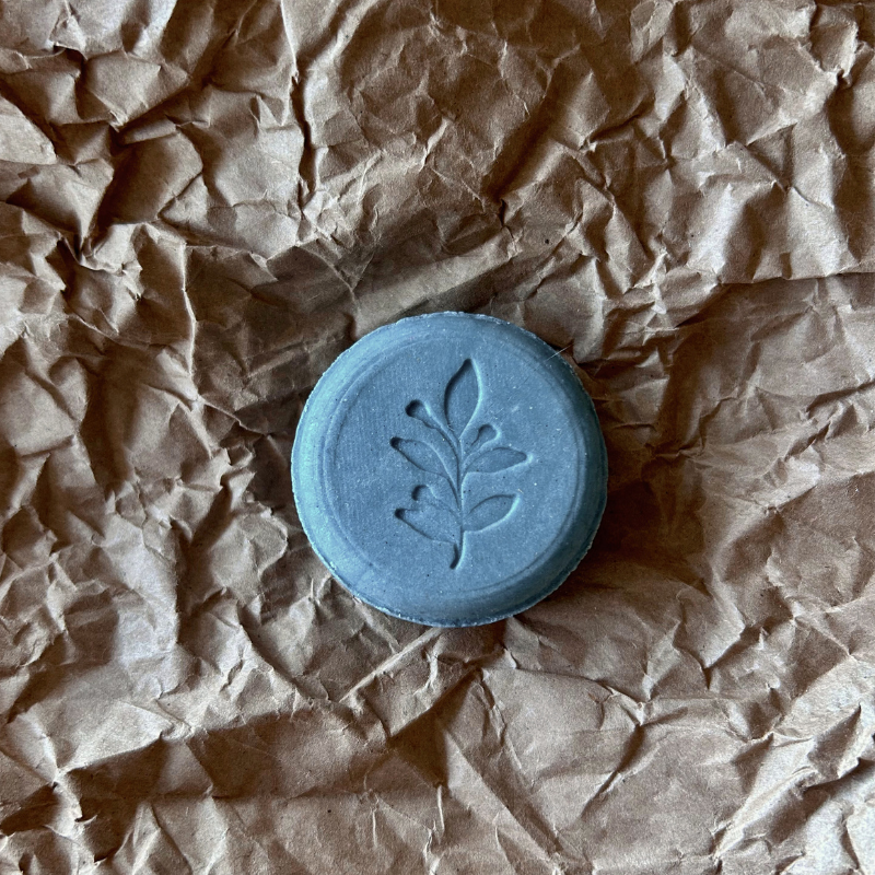 De Rosemary Shampoo Bar is verrijkt met rozemarijn etherische olie, een ingrediënt dat van oudsher wordt gebruikt ter ondersteuning de haargroei.