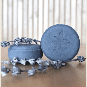 De Rosemary shampoo Bar is verrijkt met rozemarijn etherische olie, een ingrediënt dat van oudsher wordt gebruikt ter ondersteuning de haargroei.