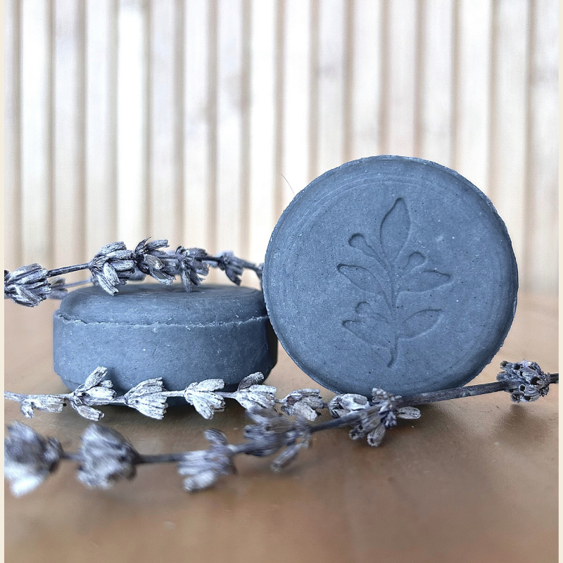 De Rosemary shampoo Bar is verrijkt met rozemarijn etherische olie, een ingrediënt dat van oudsher wordt gebruikt ter ondersteuning de haargroei.