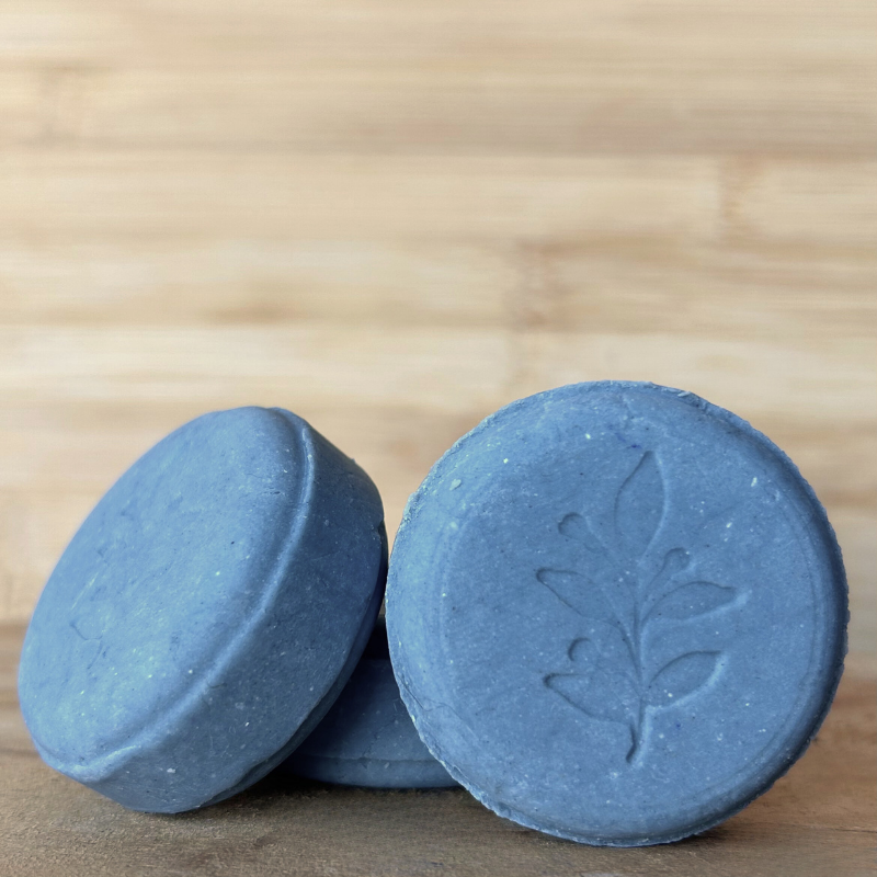 De Rosemary Shampoo Bar is verrijkt met rozemarijn etherische olie, een ingrediënt dat van oudsher wordt gebruikt ter ondersteuning de haargroei.